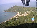 A Praia das Laranjeiras vista do teleférico, com seu modelo antigo, em 2007.