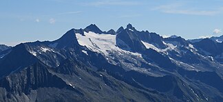 Reichenspitzgruppe aus Südwesten (von links nach rechts): Schneekarspitze, Wildgerlosspitze, Hahnenkamm, Gabler, Kuchelmooskopf, Reichenspitze, Zillerspitze, Richterspitze, davor links das Zillerkees, rechts das Kuchelmooskees