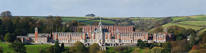 Le collège vu de l'autre côté du Dart à Kingswear.