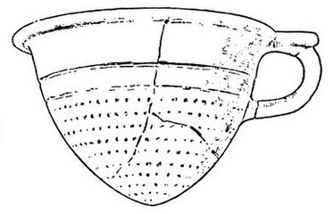 Passoire conique, hauteur 8,5 cm ; anse de la même forme que celle de syphos de forme Déch. 59.