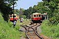 駅南側より望む上下線の列車交換（2016年4月）※中線は引込線