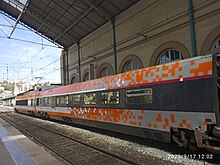 TGV Paris-Sud-Est numéro 16 du record du monde de 1981 à 380 km/h, arborant la livrée orange sur ses motrices et les premières voitures, ce qui produit un dégradé pixelisé avec la livrée carmillon.