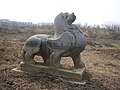 Chimère gardant l'entrée de la tombe de Xiao Zhengli, dynastie Liang.