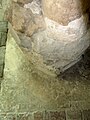 Le pilier gothique repose sur un pierre tombale à croix fleuronnée du XIIIe siècle