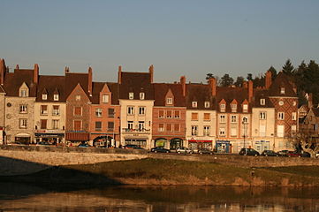 Vue du centre de Gien depuis le pont sur la Loire.