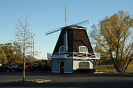 Windmill landmark in Palo Cedro shopping center (November 2007)