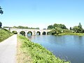 Le Roc-Saint-André ː le pont de pierre sur l'Oust vu du chemin de halage (il date de 1760).