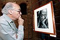 José Saramago guarda un suo ritratto in una mostra fotografica allestita nel cortile del Podestà, Palazzo Pubblico