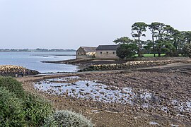 Accès par la chaussée submersible à marée basse.