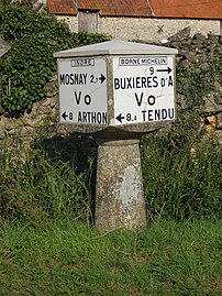 La borne Michelin au lieu-dit Les Thomasses à Mosnay en 2011.