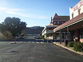 Rue de la ville, avec l'Indian Pacific et un terril au fond