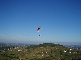 Vue de la face Ouest du mont Brouilly.