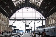 Teto da estação ferroviária Keleti tem forma de catenária invertida (Budapeste, Hungria).[19]