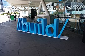 Логотип Microsoft Build 2013 на входе в Центре Москоне в Сан-Франциско