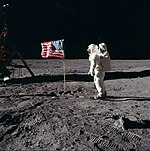 Aldrin y la bandera estadounidense