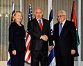 نتانیاهو میان محمود عباس رئیس جمهور فلسطین و هیلاری کلینتون