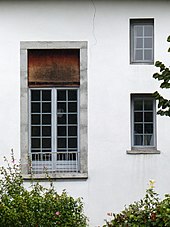 Photographie des fenêtres d'un bâtiment du dix-septième siècle.