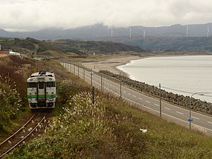 日本海の沿岸部を走るキハ40系気動車 （2013年10月 上ノ国駅 - 江差駅間）