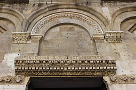 Architrave del portale centrale