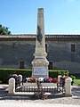 Le monument aux morts près de l'église (juin 2009).