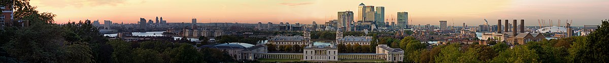 Panorama Greenwicha s Greenwich parkom desno, Kraljičinom kućom (Queen's house) i Državnim pomorskim muzejom u središtu, te elektranom i Milenijskom kupolom lijevo