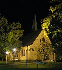 Kyrkobyggnaden i kvällsljus