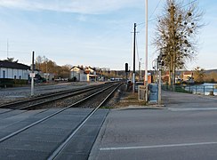 Le bâtiment au bord de la Marne n'est pas une gare, il s'agit des anciens abattoirs