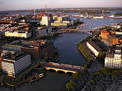 Kaisaniemenlahti et le pont au centre.