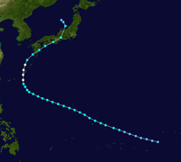 阿久根台風の進路図。米軍の合同台風警報センターのデータに基づくもので、日本の気象庁による経路図[1]とは相違がある。