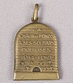 Médaille pendentif en laiton en forme de ruche. Ce souvenir de mobilisation des soldats chaux-de-fonniers pendant la Première guerre mondiale, comporte également des abeilles, symboles des habitants la Ville.