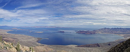 Bahía de los Ángeles, donde se encuentran las islas Coronado (Smith), el Piojo, el Borrego, la Ventana, Los Gemelitos, Cabeza de Caballo y Pata.