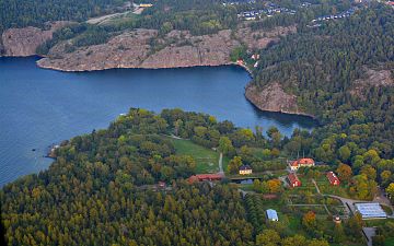 Nyckelviken med herrgården Stora Nyckelviken i förgrunden