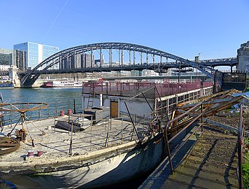 La péniche Louise-Catherine, amarrée à proximité du viaduc d'Austerlitz (2011).