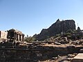 Ruines hindoues au pied du rocher du temple