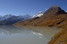 Lago des Dix con y vista del Mont Blanc de Cheilon y de la Pigne d'Arolla.