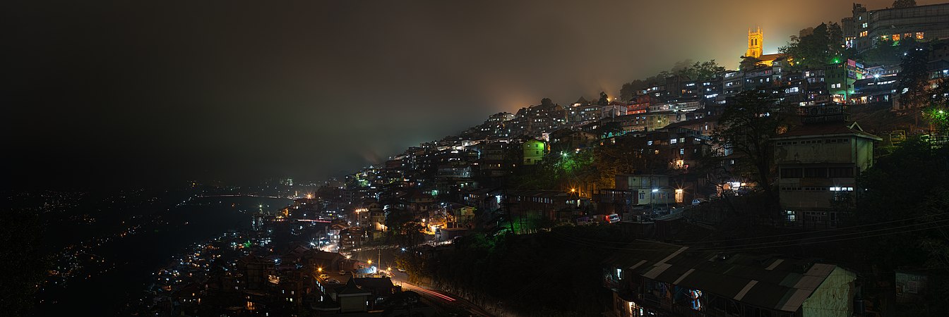 圖為印度喜馬偕爾邦山區城鎮西姆拉的夜景。作為山區駐防點於19世紀建城，在英國結束對印度的殖民統治前曾是英屬印度的夏都，西姆拉於1971年1月25日成為了喜馬偕爾邦的首府。