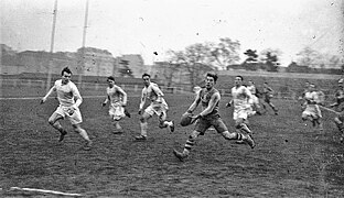 Un match de rugby de l'équipe parisienne du CASG au stade Jean Bouin de Paris en 1933. Au fond à droite derrière les joueurs, on peut apercevoir l'ancien stade-vélodrome du Parc des Princes.