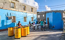 Une pièce bien rangée, aux murs bleues et meublée d'instruments de musique, mais sans toit.