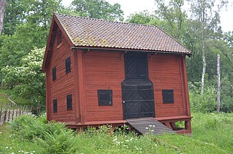 Förråds- och utrustningsbod för Mo härads kompani ur Jönköpings regemente. Boden har ursprungligen stått vid Byarums kyrka och finns numera i Jönköpings stadspark. Den är tidigast från 1780-talet och är byggd i knuttimmer på ett underrede av snedställda stolpar.[8]