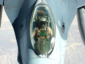 טייס קרב של חיל האוויר האמריקני מטיס מטוס F-16.