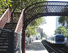 Estación Núñez. Aquí como en otras, aún perduran los viejos puentes de hierro construidos por las empresas inglesas.