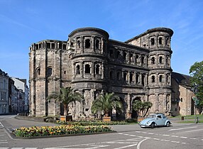 La porte noire de Trèves avec une Volkswagen Coccinelle des années 1950 garée devant. Mai 2023.