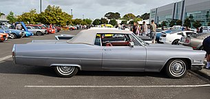 1968 Cadillac Coupe Deville с опционным покрытием крыши, хорошо видны габаритные огни сбоку задних фонарей