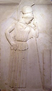 La Atenea pensativa, del 460 a. C., que se inclina en su lanza con pose pensativa. Tiene una aureola de delicadeza, sensibilidad y austeridad. La diosa está vestida con un peplo y dobla levemente la cabeza.