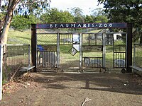 O portão do antigo local do Zoológico de Beaumaris. Alguns pedaços do zoológico original podem ser vistos no fundo à direita.