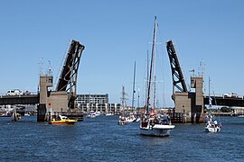 Unha ponte basculante de dobre folla completamente aberta