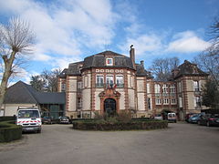 La mairie, dans l'ancien château Jacot.