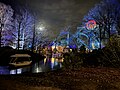 Efteling, vista nocturna, cun rego da atracción Gondoletta na fronte e o Baron 1898 de fondo.