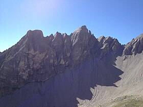 Vue de la face nord des aiguilles de Pelens avec, de gauche à droite, La Pelonnière (2 397 m), puis la Grande aiguille de Pelens (2 523 m).