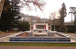 Fontaine à Aix-les-Bains rappelant les négociations pour l'indépendance du Maroc.